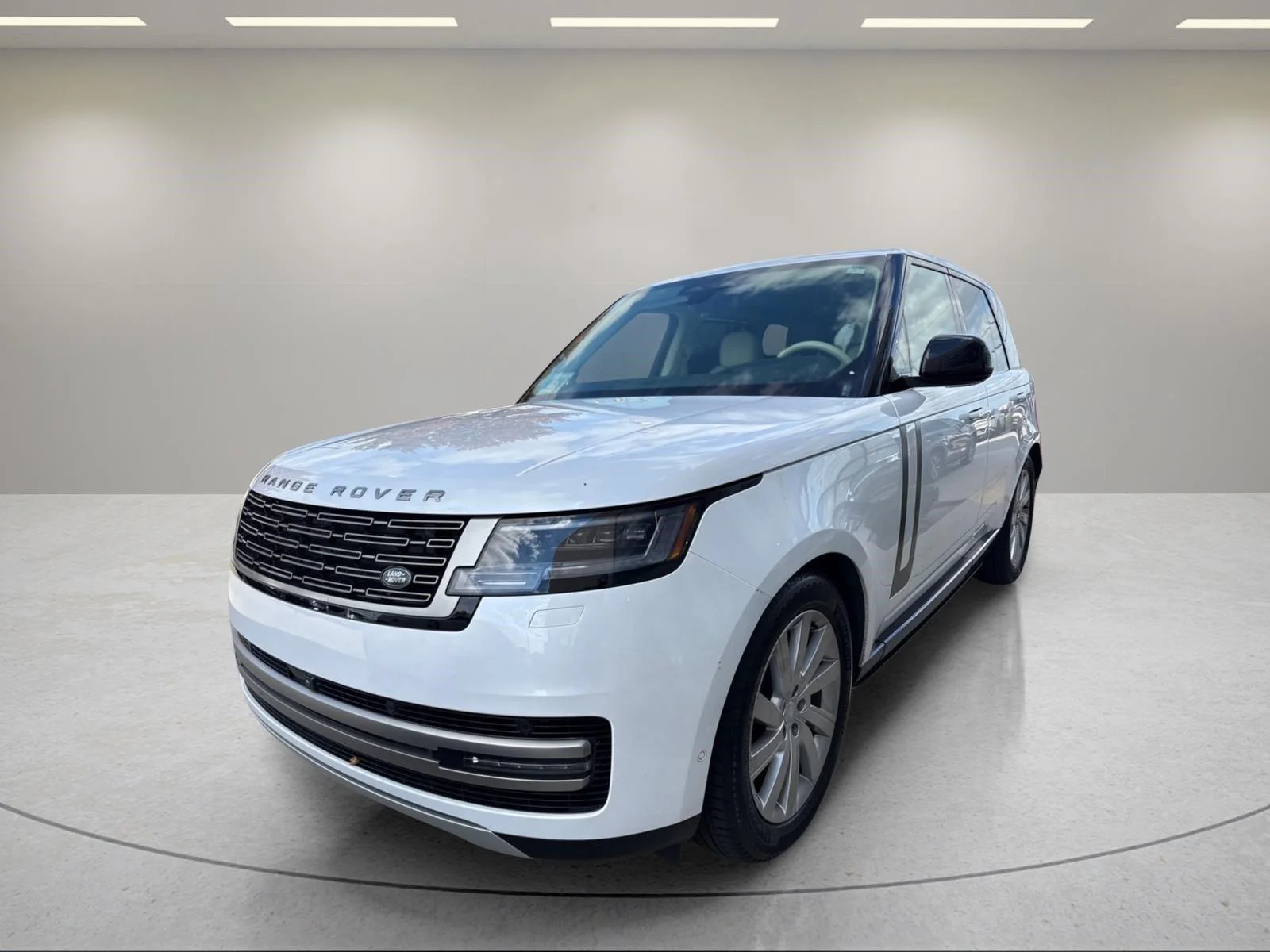 Used 2024 Fuji White Land Rover SE image 1