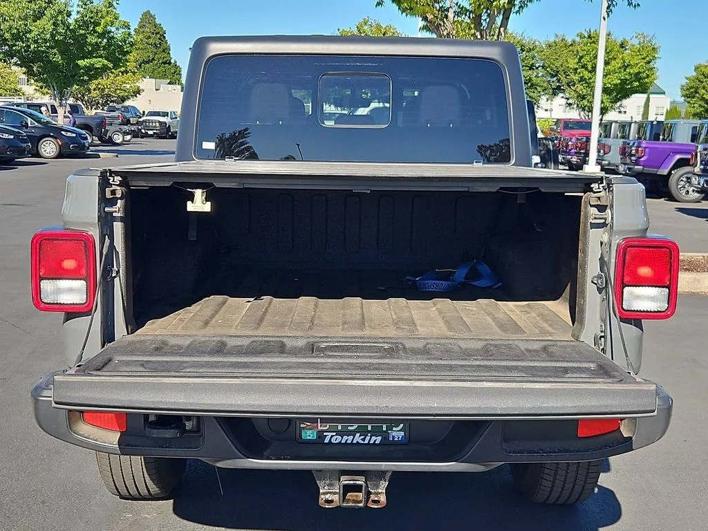 Used 2021 Sting-Gray Clearcoat Jeep Overland image 24