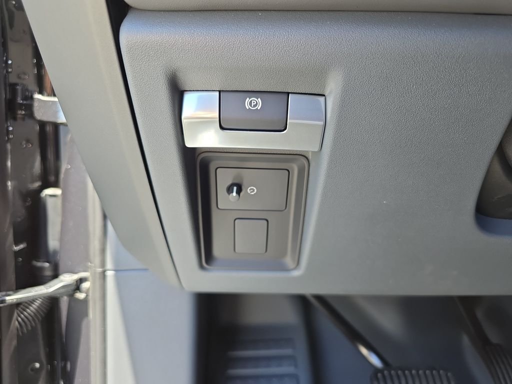 New 2026 Carpathian Grey Land Rover X-Dynamic SE image 27