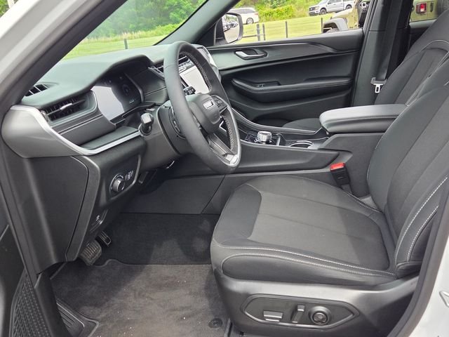 Used 2025 White Jeep Laredo image 5
