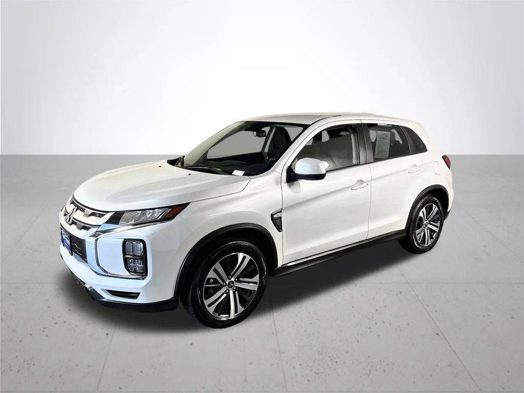 Used 2025 Silver Mitsubishi 2.0 ES image 2