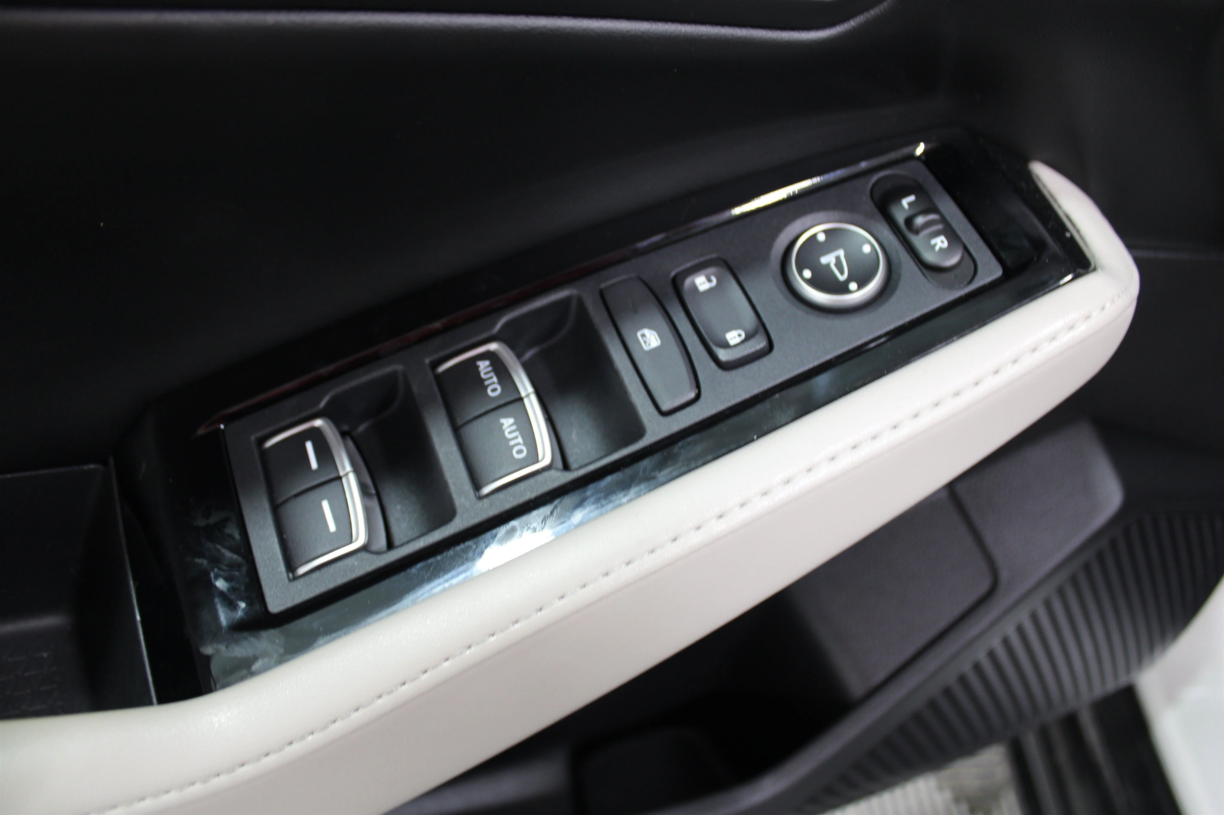 Used 2023 WHTIE Honda Touring image 6