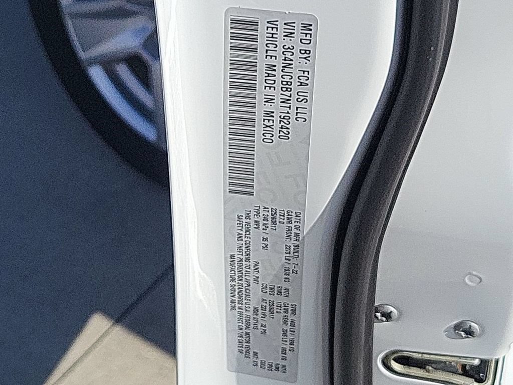 Used 2022 White Jeep Latitude FWD image 39