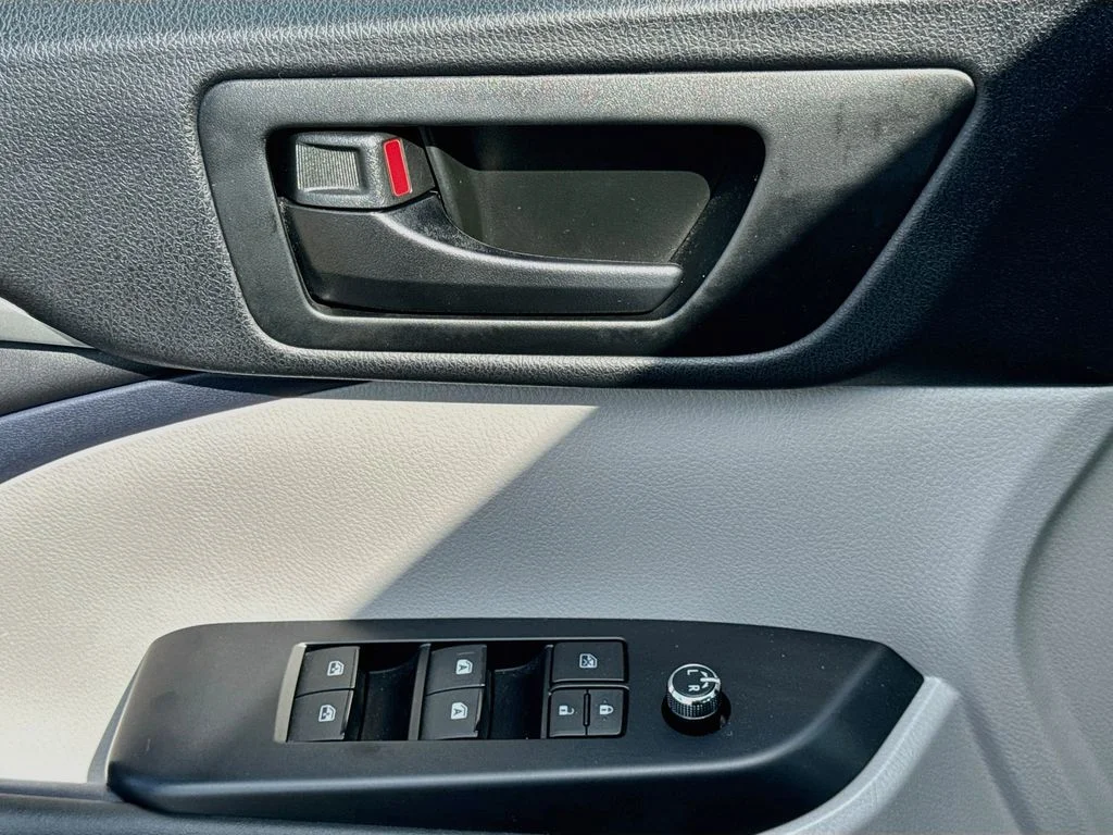 Used 2015 Gray Toyota LE Plus V6 image 20