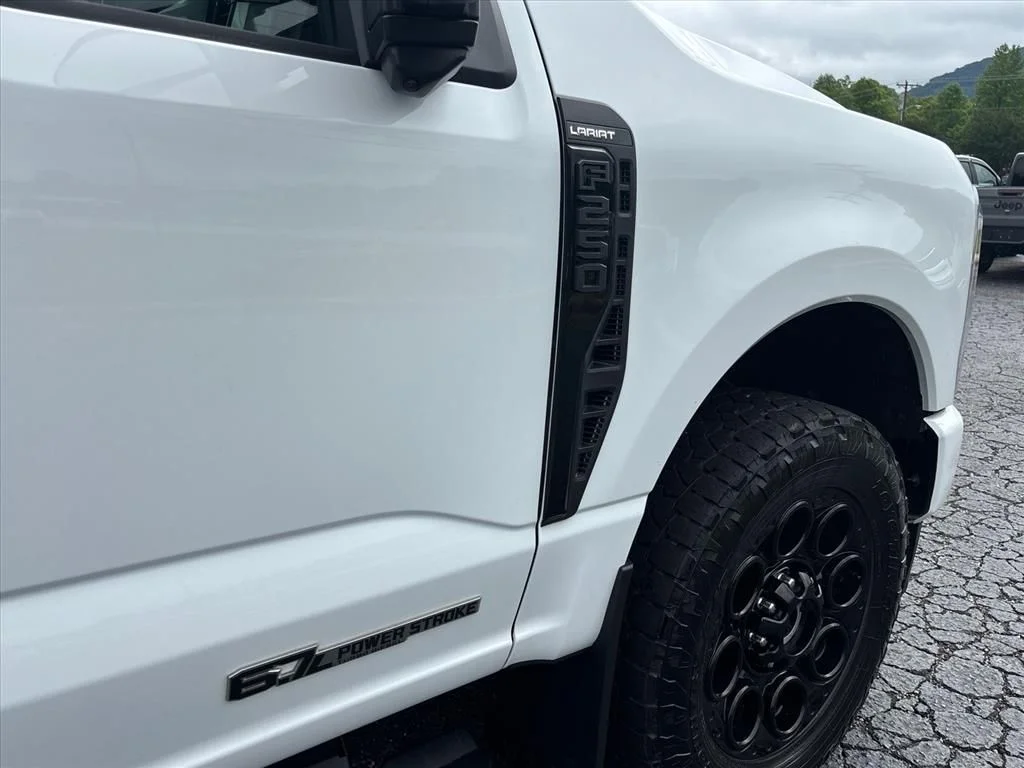 Used 2025 White Ford Lariat image 11