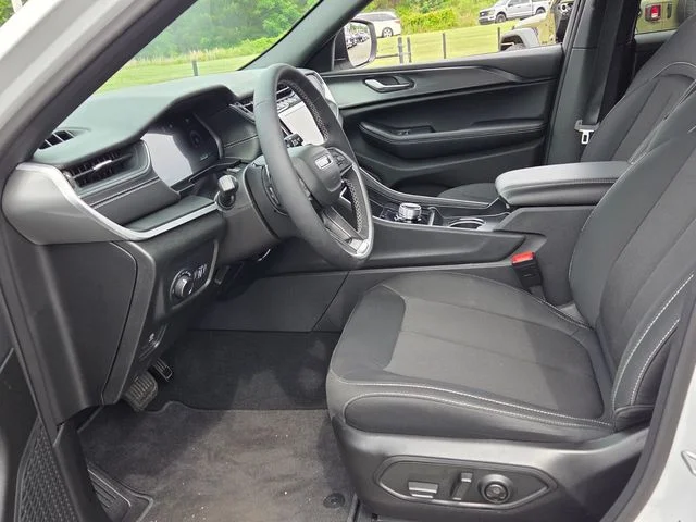 Used 2025 White Jeep Laredo image 5