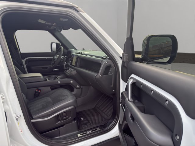Used 2023 White Land Rover V8 image 29