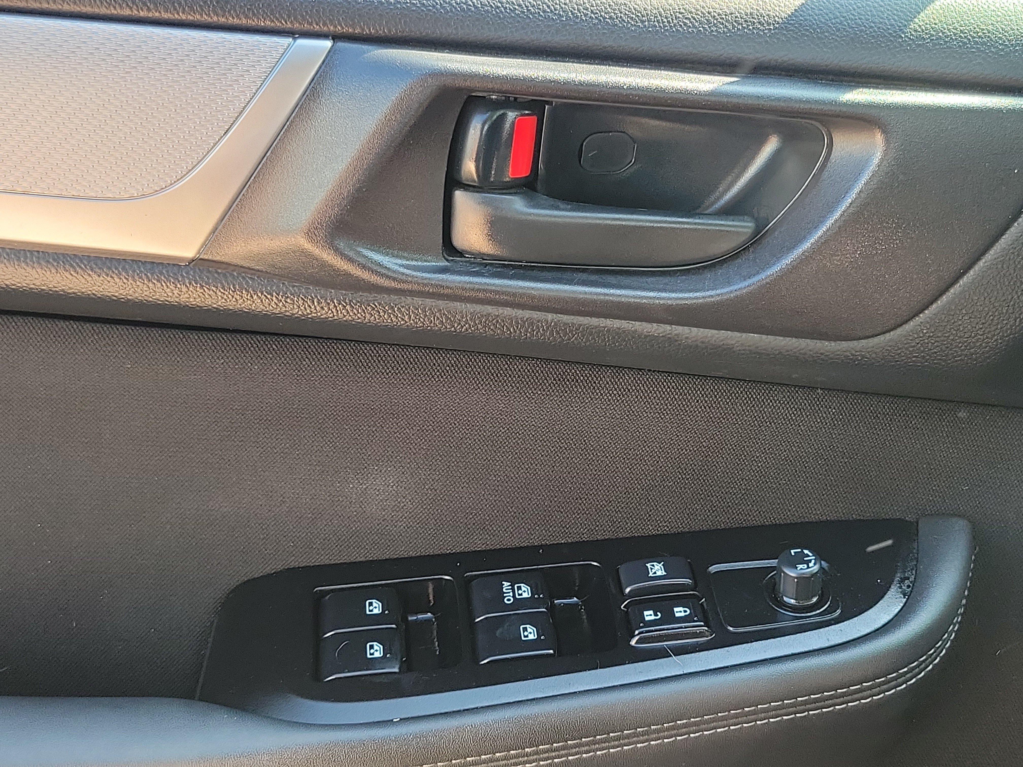 Used 2018 Ice Silver Metallic Subaru  image 10