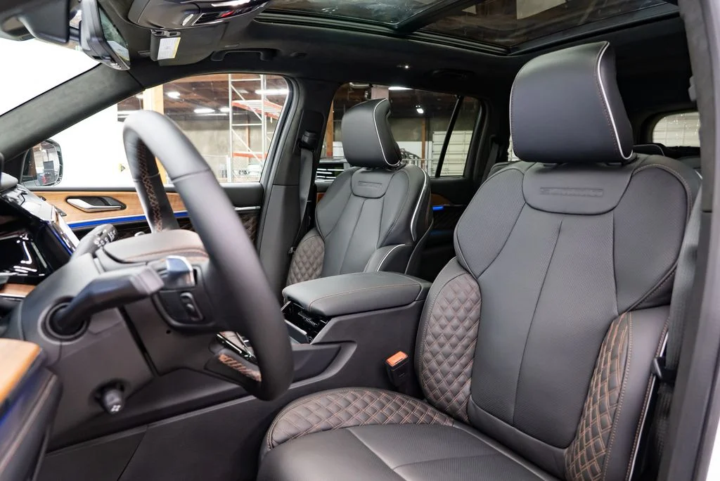 New 2026 Bright White Clear-Coat Exterior Paint Jeep Summit image 28