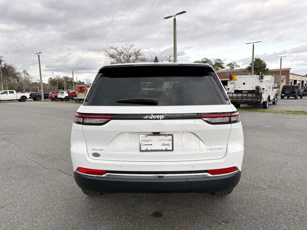 New 2026 Bright White Clear-Coat Exterior Paint Jeep Laredo image 4