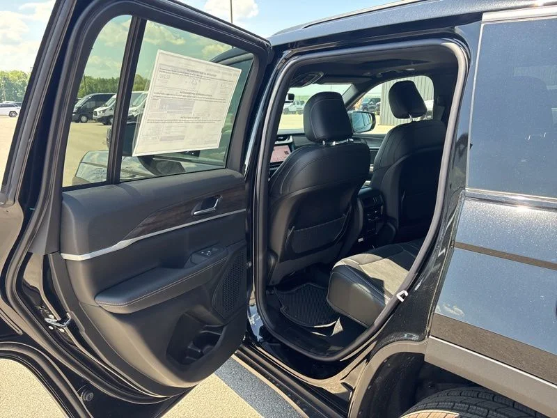 New 2026 Diamond Black Crystal Pearlcoat Jeep Altitude image 12