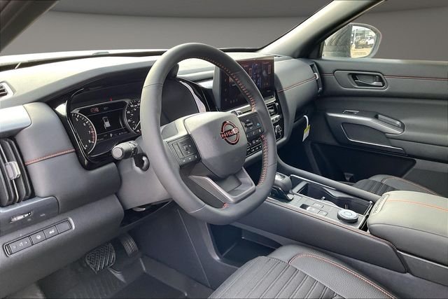 New 2026 Boulder Gray Pearl / Super Black Two-tone Nissan Rock Creek® image 7
