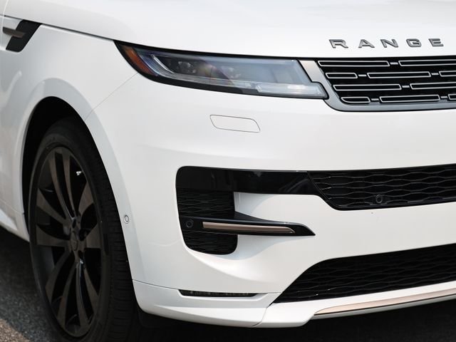 New 2026 Ostuni Pearl White LAND ROVER Dynamic SE image 17