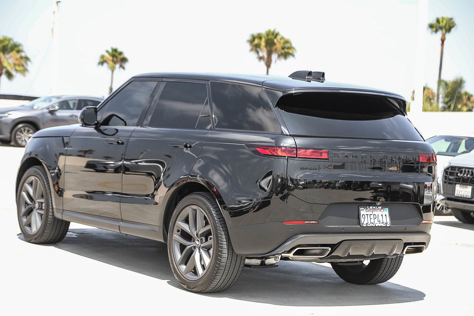 Used 2025 Santorini Black Metallic Land Rover SE image 4