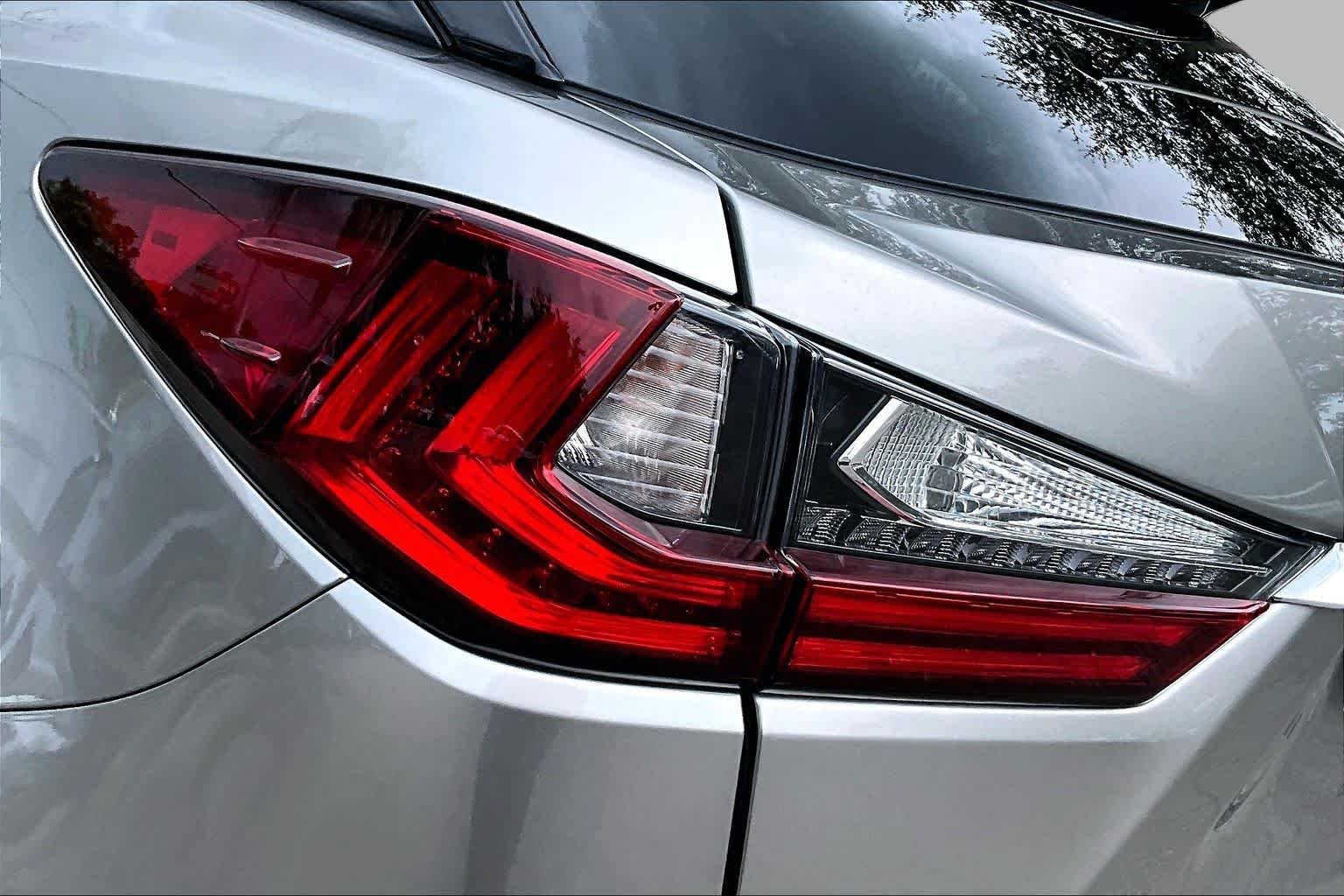 Used 2020 Atomic Silver Lexus  image 29