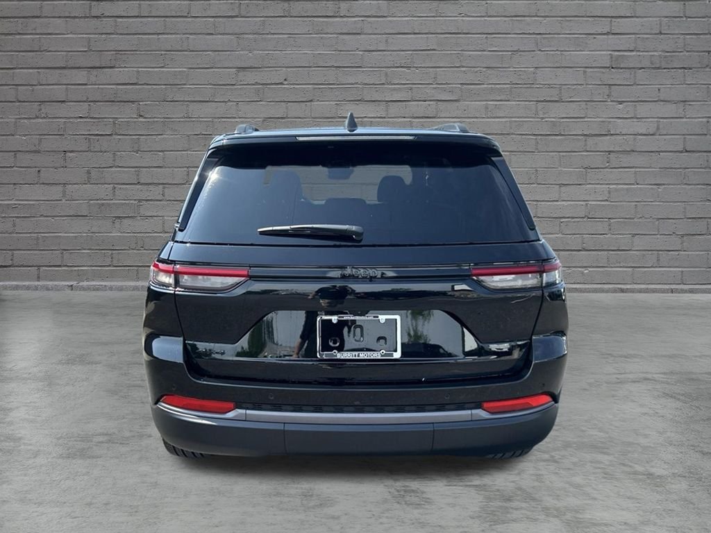 New 2026 Diamond Black Crystal Pearl-Coat Exterior Paint Jeep Limited image 6