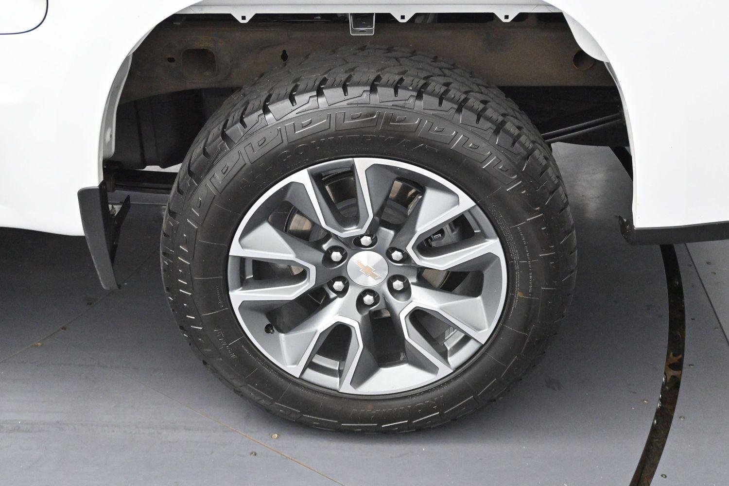 Used 2025 Summit White Chevrolet LT image 31