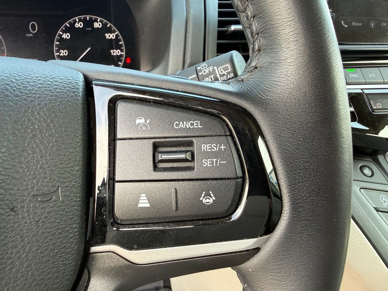 Used 2025 Solar Silver Metallic Honda EX-L image 19
