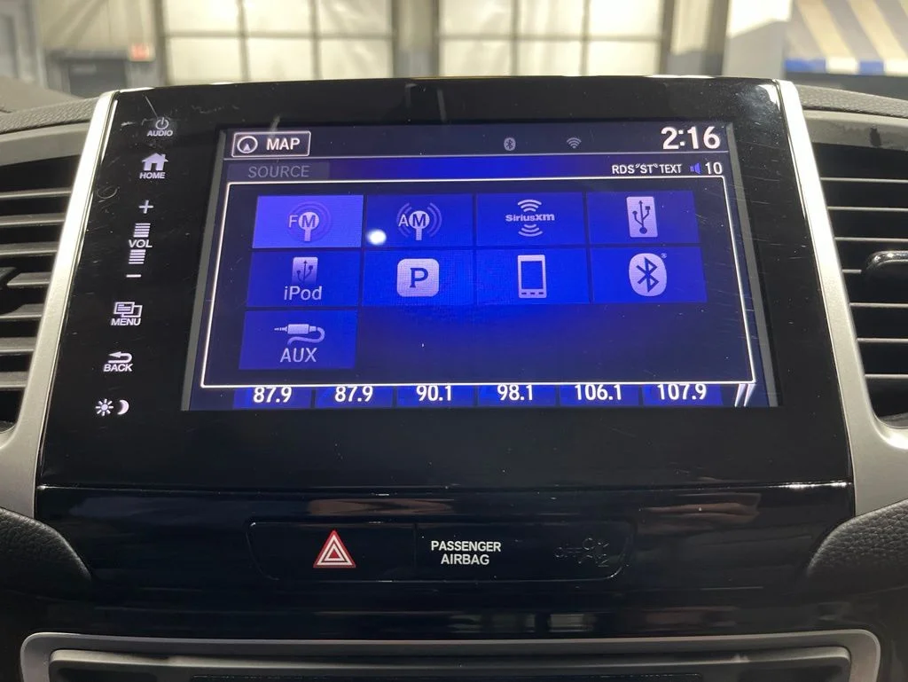 Certified Used 2017 Lunar Silver Metallic Honda RTL-E image 23