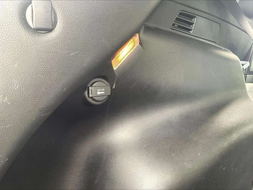 Used 2024 Silver Zynith Metallic Clearcoat Jeep Latitude image 37