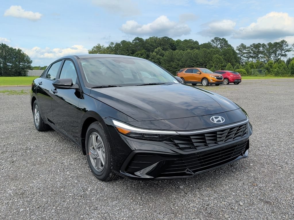 New 2026 Abyss Black Hyundai SE image 1