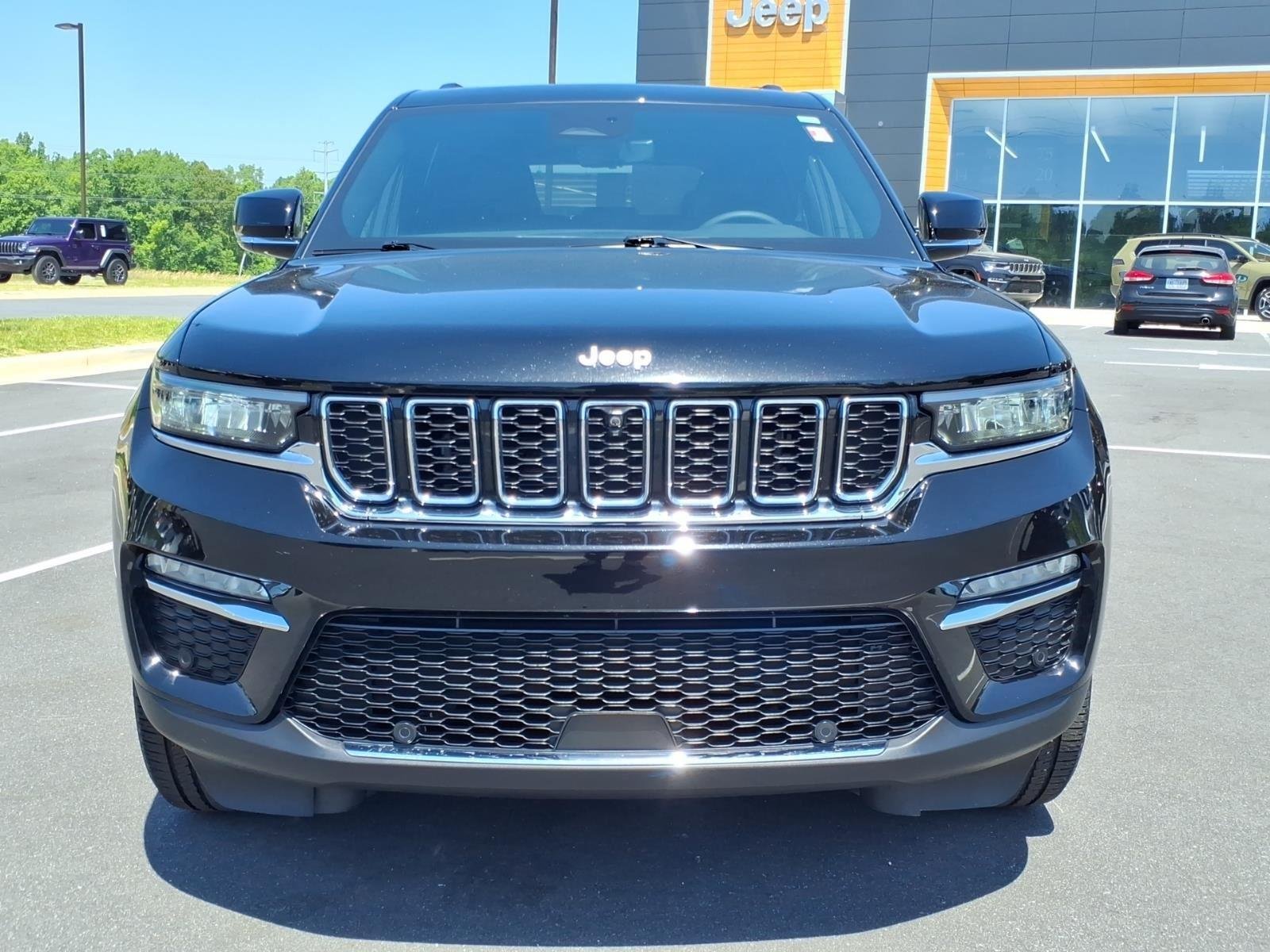 Used 2025 Diamond Black Crystal Pearlcoat Jeep Limited image 15