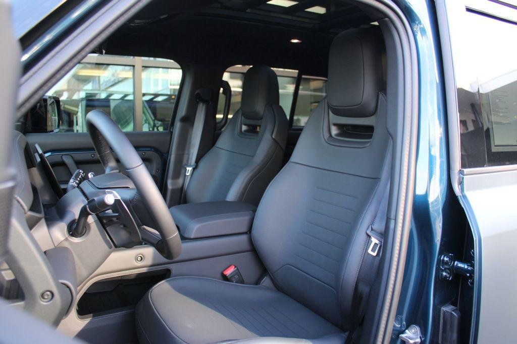 2026 Land Rover Defender OCTA - Photo 7