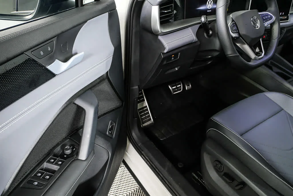 New 2026 Sandstone w/Deep Black Roof Volkswagen SE R-Line Black image 7