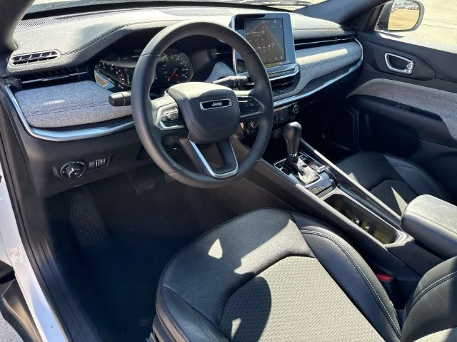Used 2025 White Jeep Latitude image 34