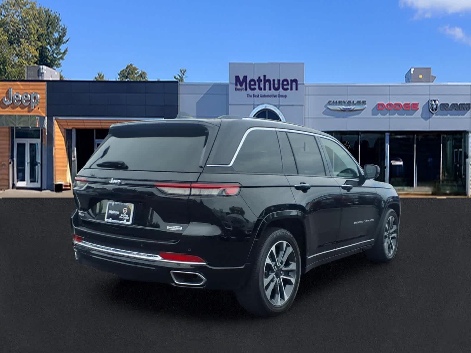Used 2023 Diamond Black Crystal Pearlcoat Jeep Overland image 3