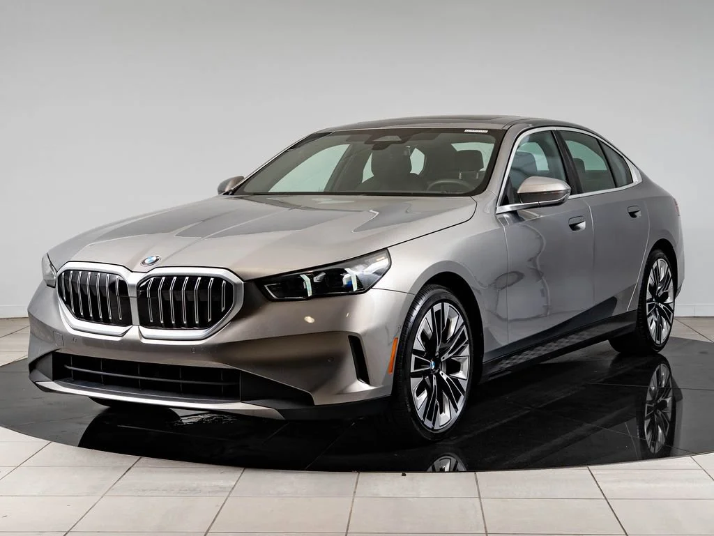 Certified Used 2025 Oxide Grey Met BMW 530i xDrive image 1