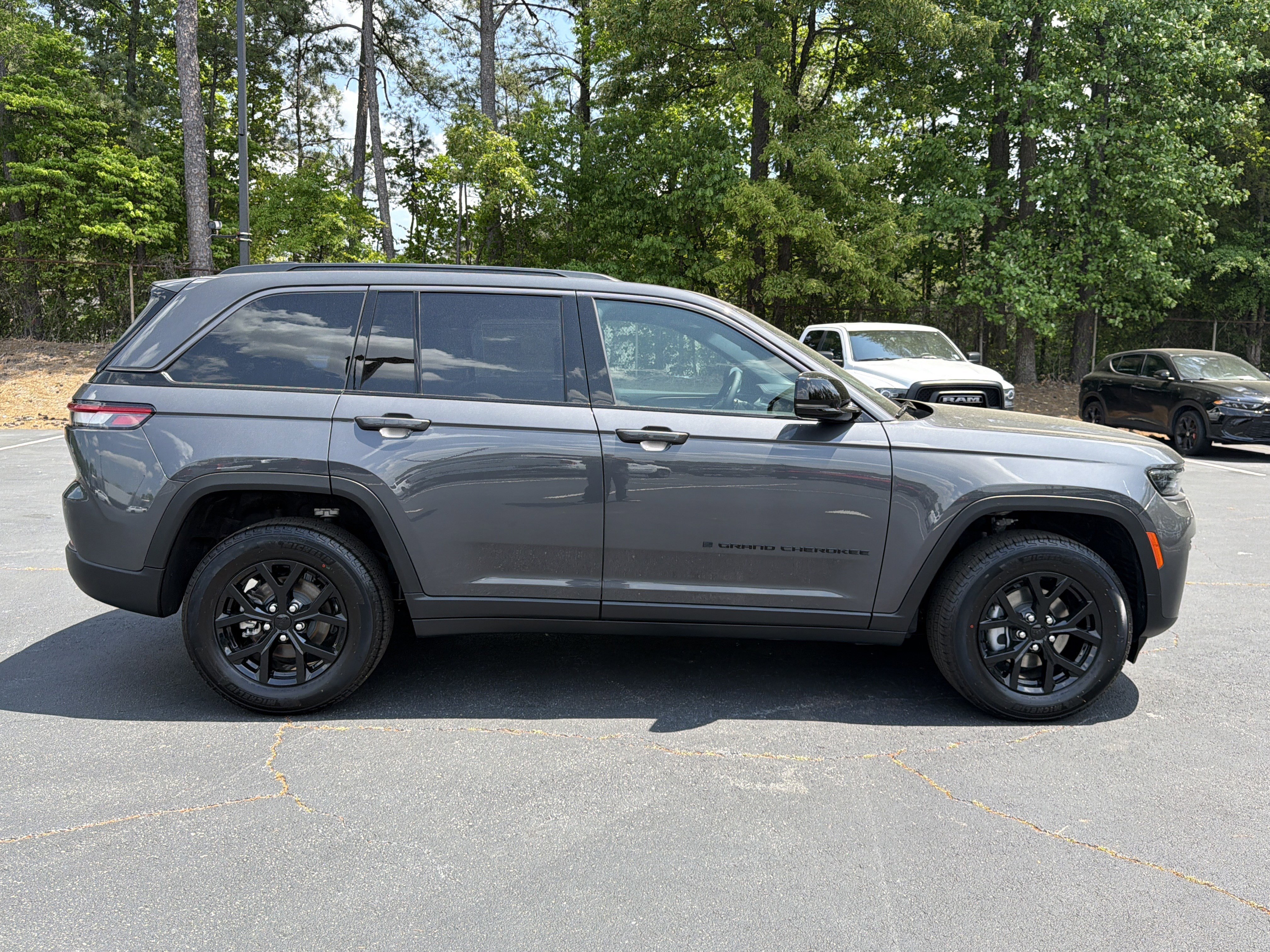 New 2026 Baltic Gray Metallic Clear-Coat Exterior Paint Jeep Altitude image 9