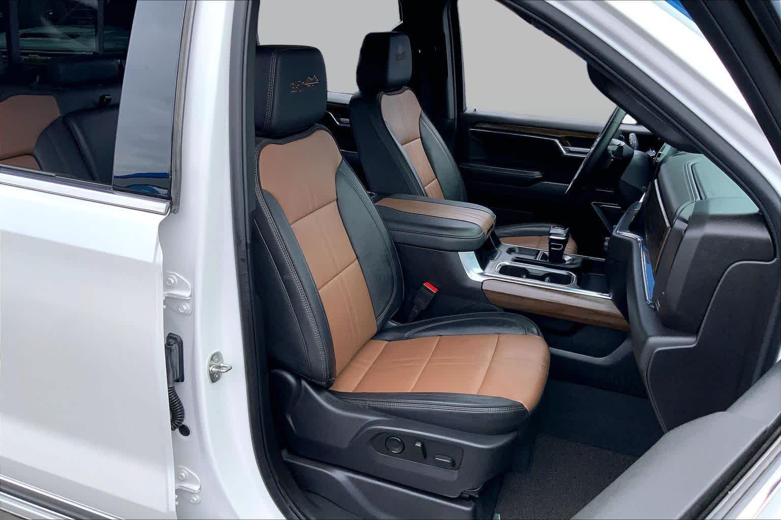 Used 2024 Iridescent Pearl Tricoat Chevrolet High Country image 9