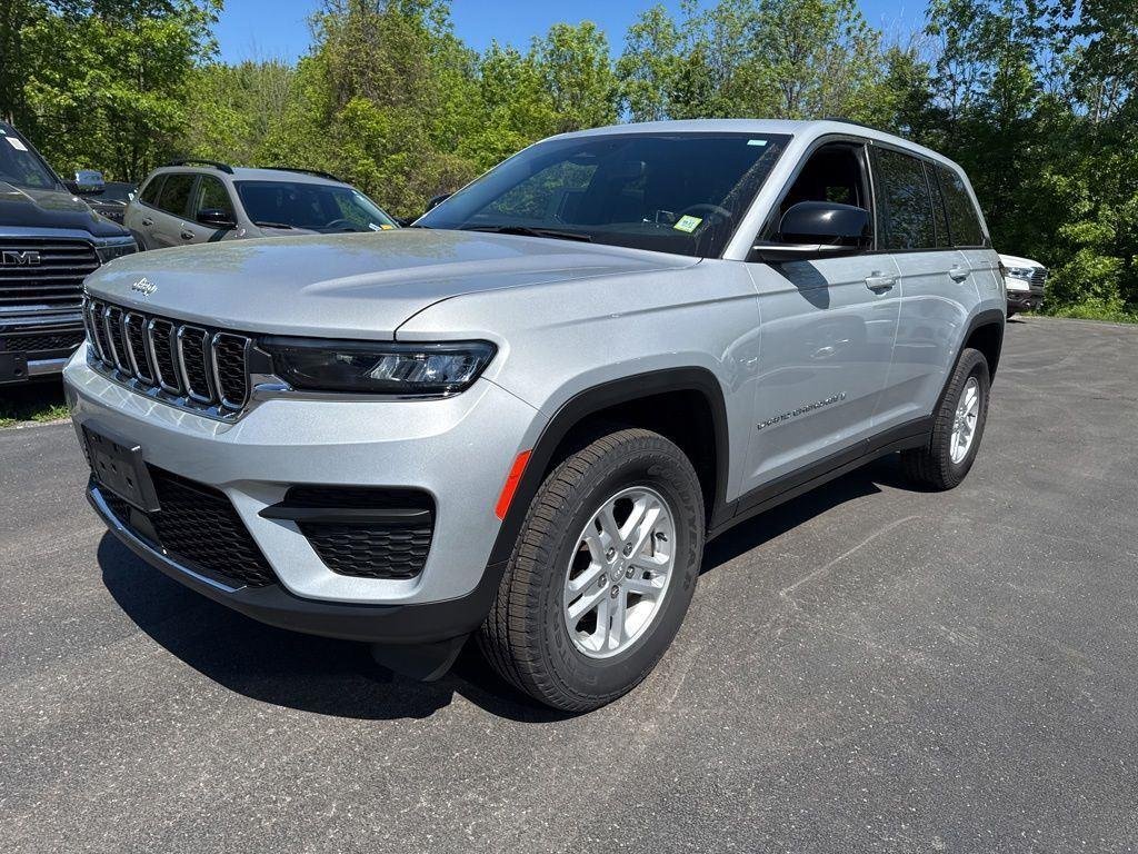 Used 2024 Silver Zynith Jeep Laredo image 7