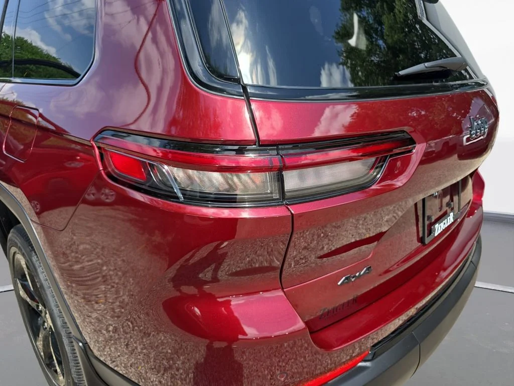 Used 2023 Red Jeep Altitude image 34