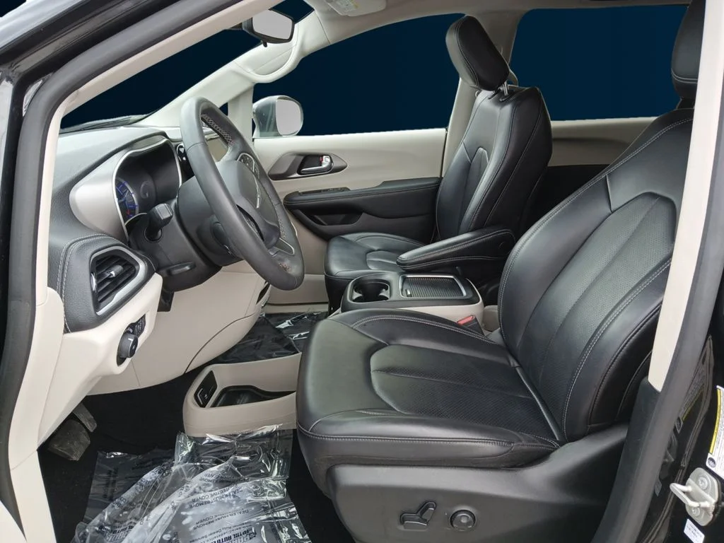 Used 2023 Black Chrysler Touring L image 10