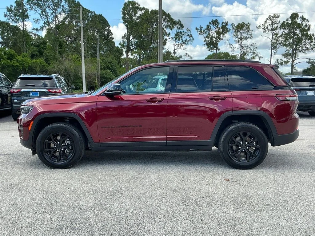 Used 2024 Red Jeep Altitude image 3