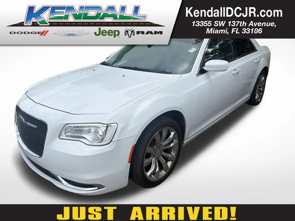 2016 Chrysler 300 Limited's photo