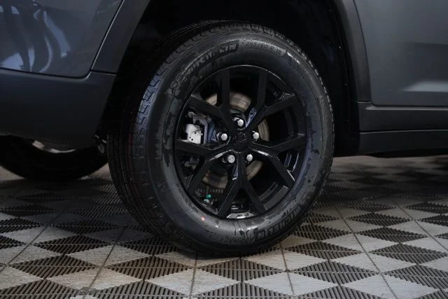 New 2026 Baltic Gray Metallic Clear-Coat Exterior Paint Jeep Altitude image 38