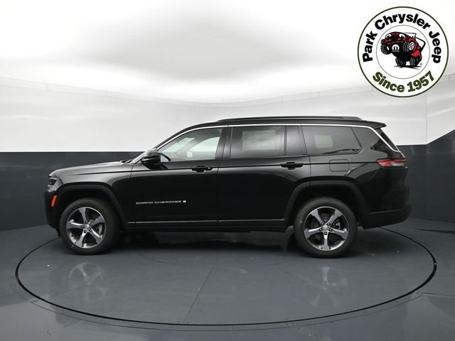 New 2026 Diamond Black Crystal Pearl-Coat Exterior Paint Jeep Limited image 3