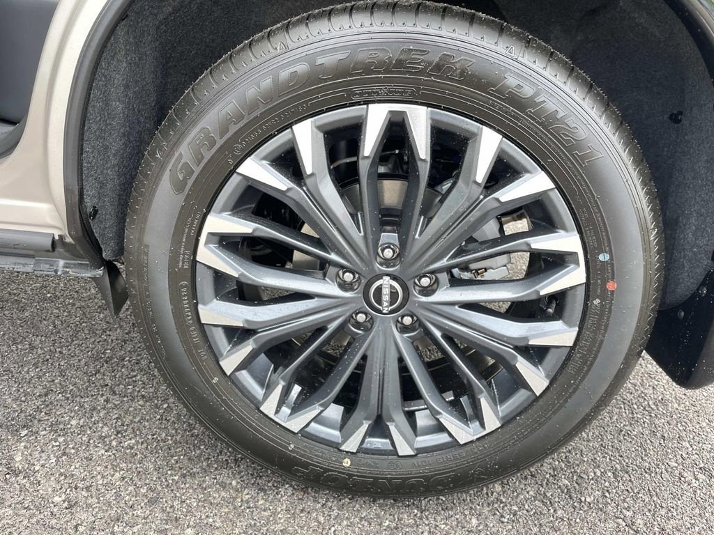 New 2026 Champagne Silver Metallic / Super Black Two-tone Nissan Platinum image 6