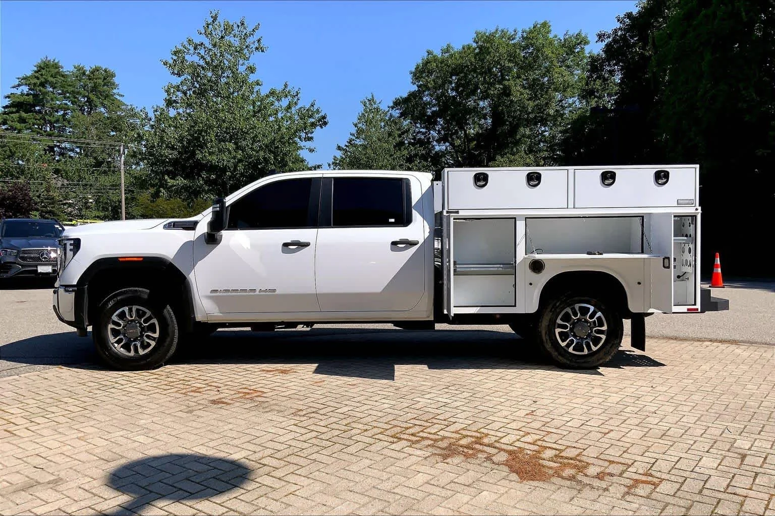 Used 2024 Summit White GMC Pro image 34