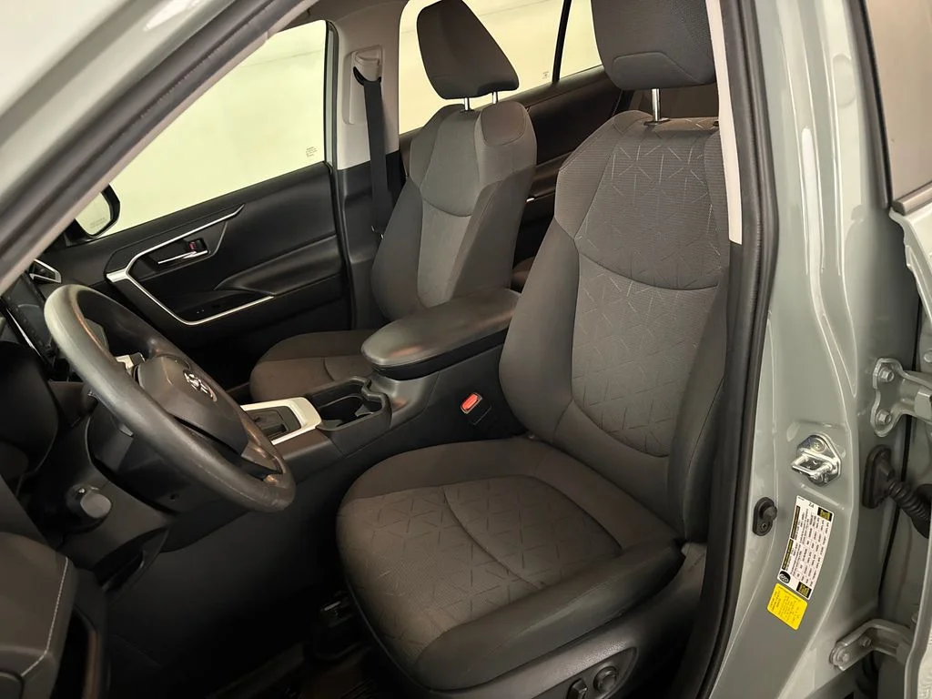 Certified Used 2020  Toyota XLE image 17