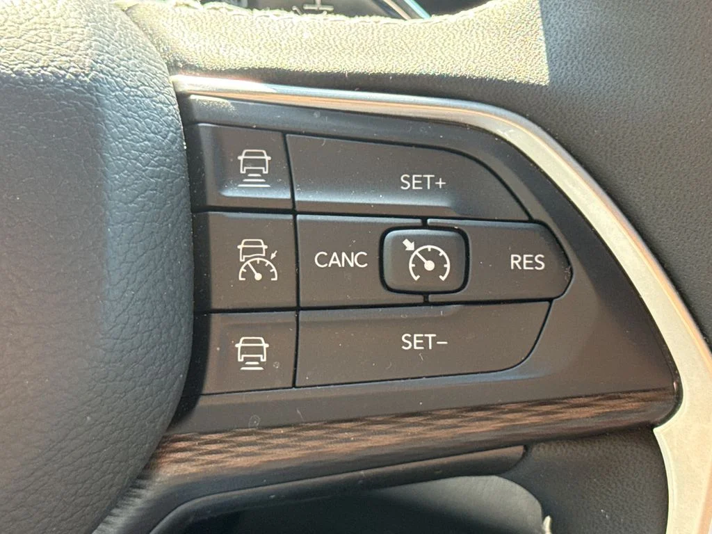 Used 2025 Diamond Black Jeep Altitude X image 29