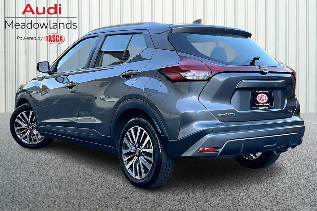 Used 2022 Gray Nissan SV image 4
