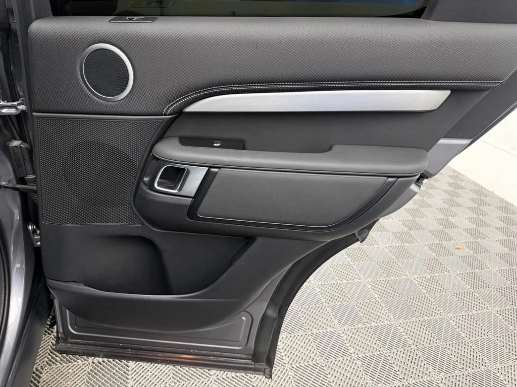 Used 2023  Land Rover S R-Dynamic image 33