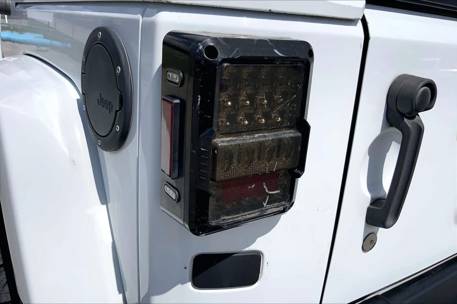 Used 2014 Bright White Clearcoat Jeep Rubicon X image 27