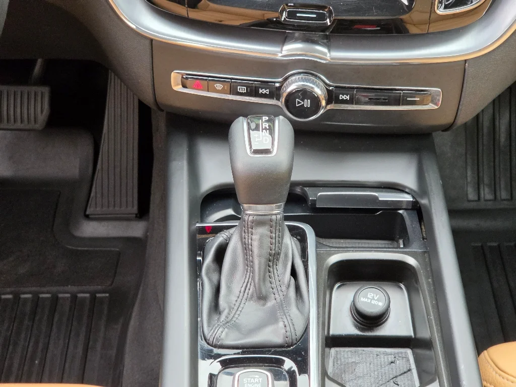 Used 2019 Onyx Black Metallic Volvo T6 Momentum image 16