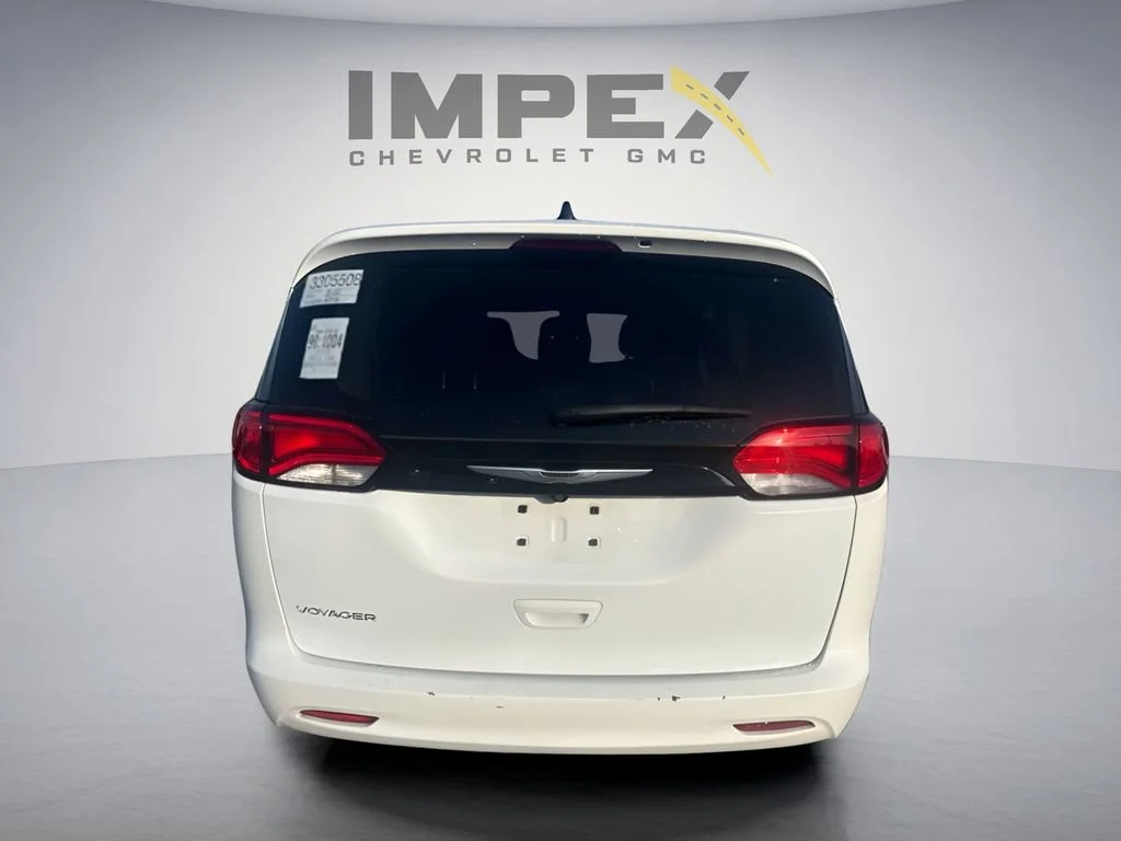 Used 2023 White Chrysler LX image 4