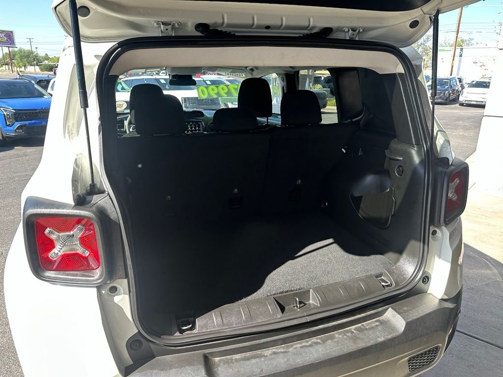 Used 2023 White Jeep Latitude image 16
